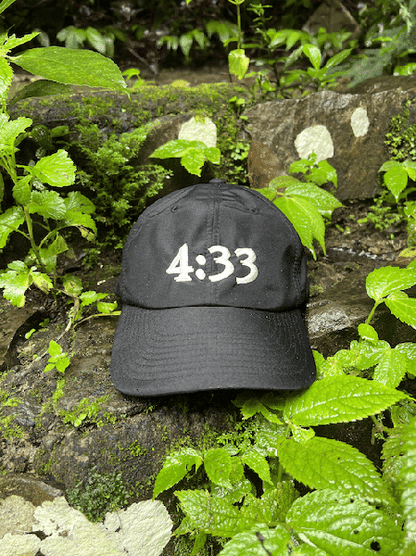 PRE CURVE BRIM 6 PANEL CAP (4:33) BLACK(WHITE EMB)