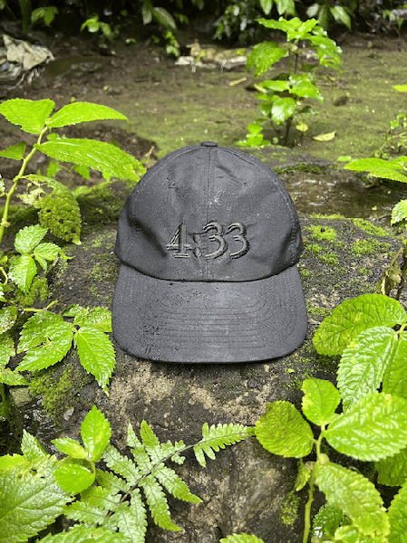 PRE CURVE BRIM 6 PANEL CAP (4:33) BLACK(BLACK EMB)