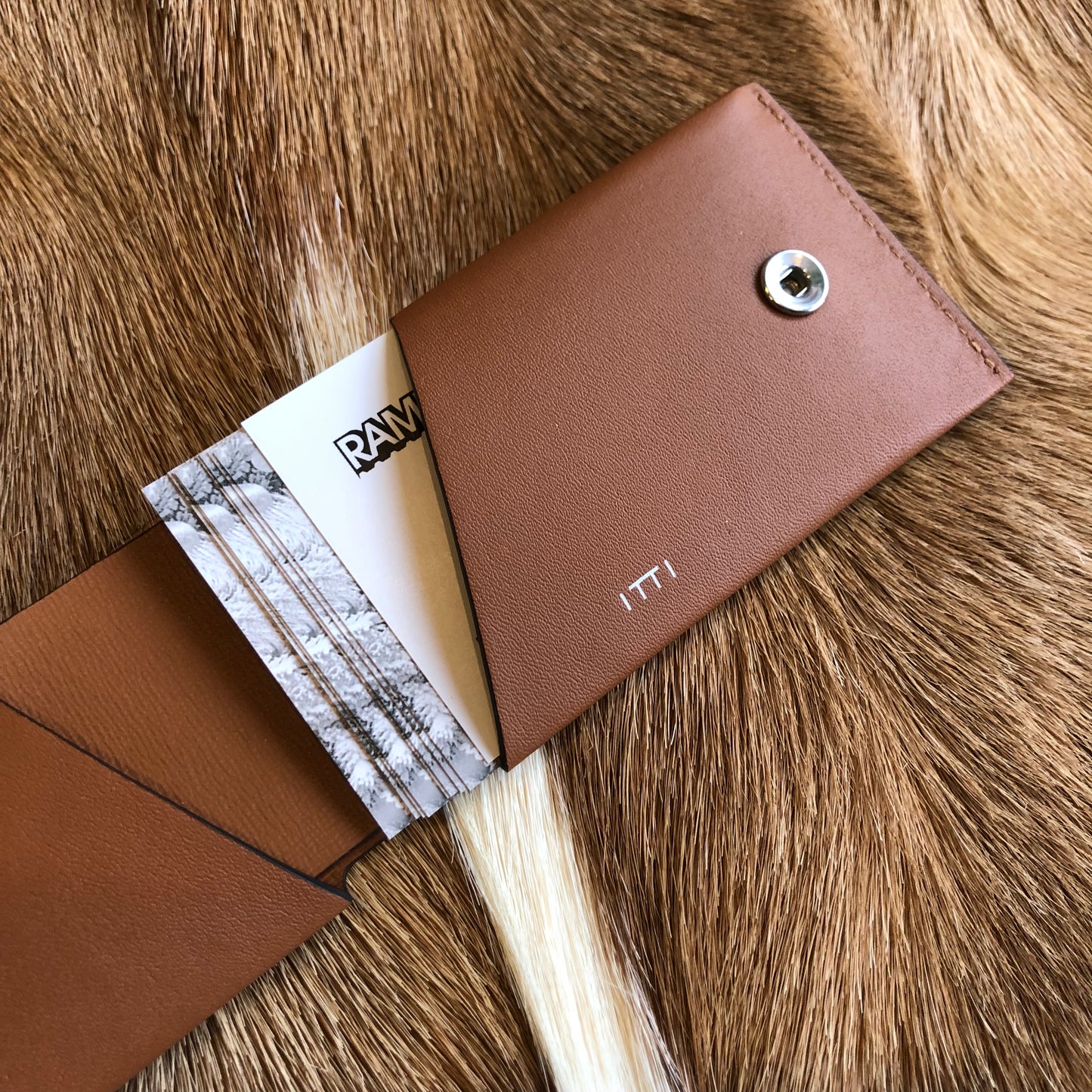 HERRIE VERTICAL CARD CASE / RAPTO PREMIER TEAK