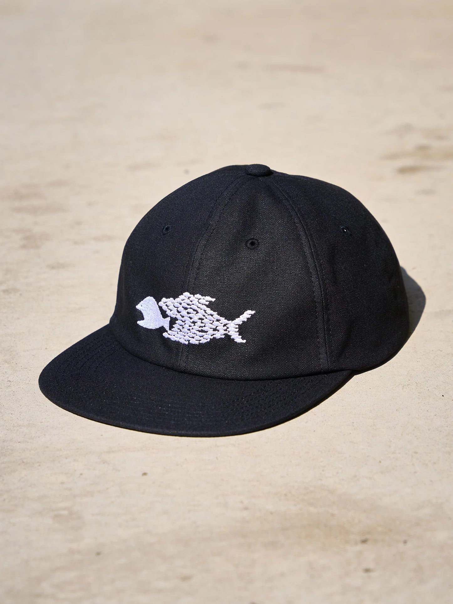 HARD BRIM 6 PANEL CAP LOW (SOLIDARITY) BLACK (WHITE EMB)