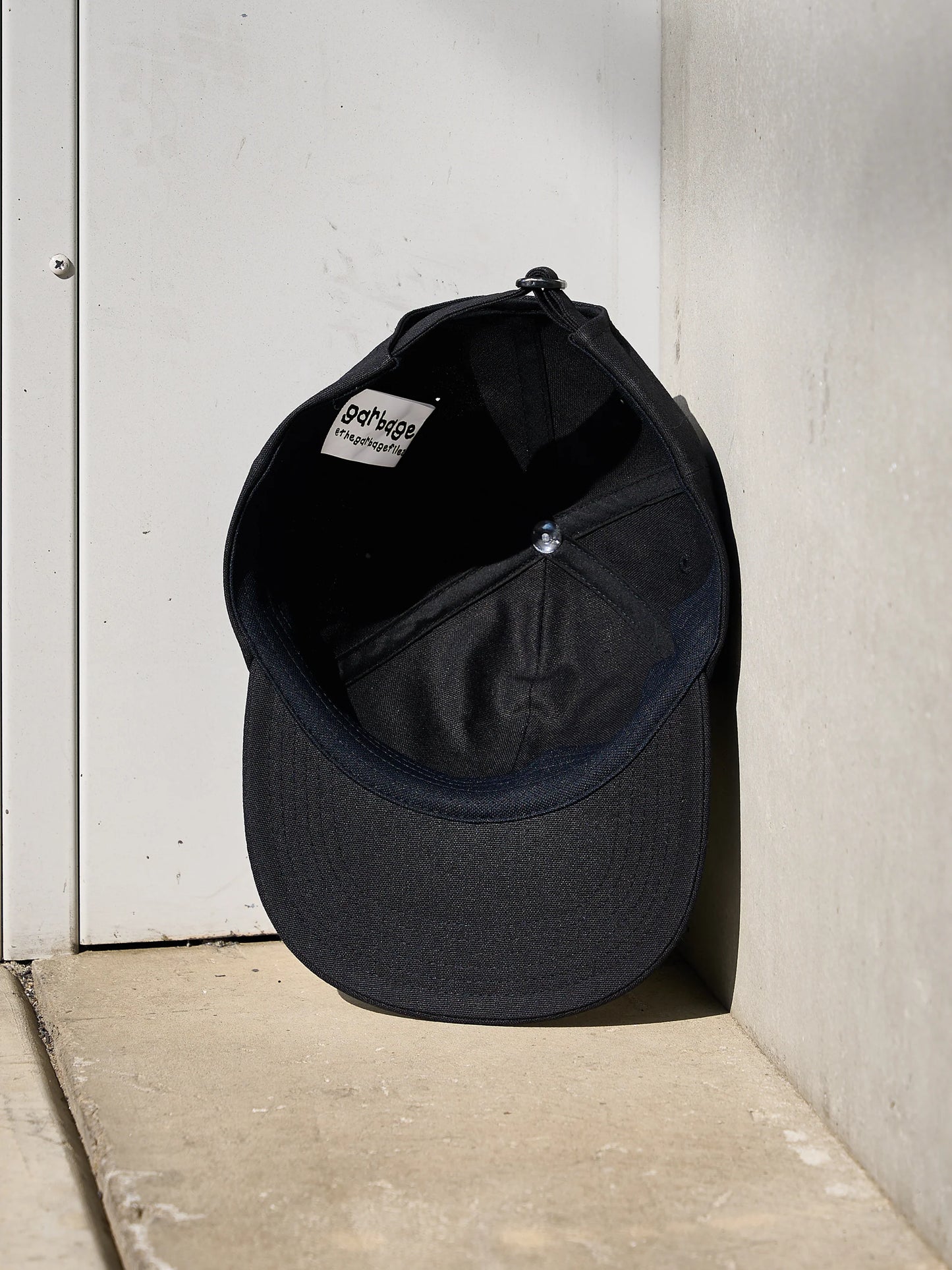 HARD BRIM 6 PANEL CAP LOW (SOLIDARITY) BLACK (WHITE EMB)